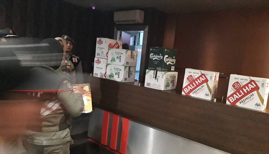 Satpol PP Pekanbaru Sita Ratusan Minuman Alkohol dari Koro Koro Family Karaoke