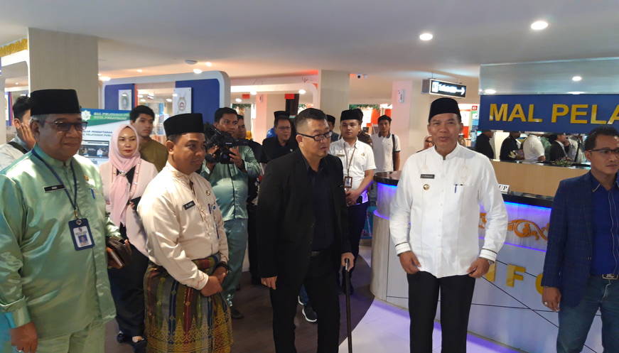 Exco Pelancongan Kebudayaan dan Warisan Negeri Malaka Acungi Jempol Layanan di MPP Pekanbaru 