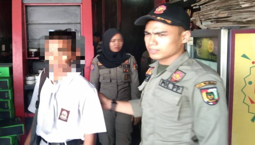 Satpol PP Pekanbaru Dapati Lima Pelajar Bolos di Warnet