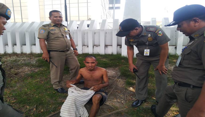 Satpol Pekanbaru Tertibkan ODGJ di Dekat Menara Bank Riau Kepri 