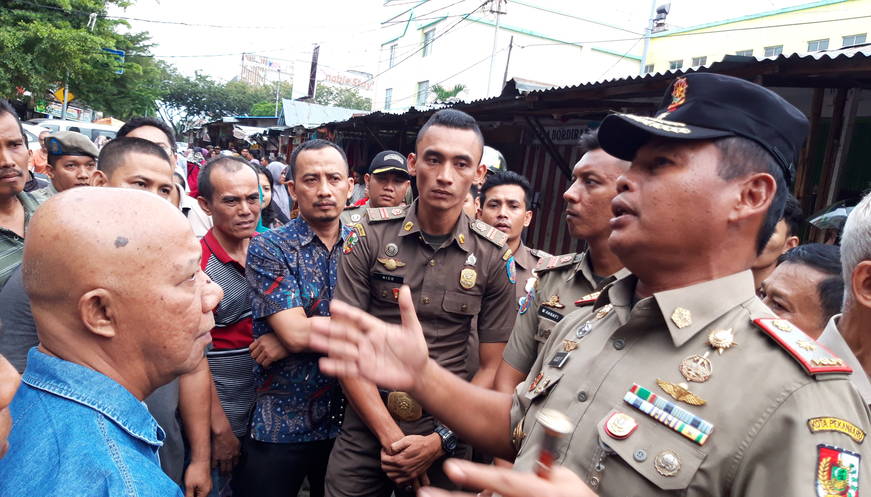  Kepala Satpol PP Pekanbaru Pimpin Pemberian Surat Peringatan Terkait Pengosongan STC 