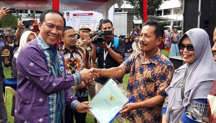 Sekda Pekanbaru Hadiri Penyerahan Sertifikat PTSL 