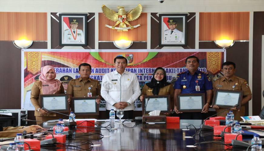 Wako Berikan Piagam Penghargaan Kepada OPD Yang Kearsipannya Baik