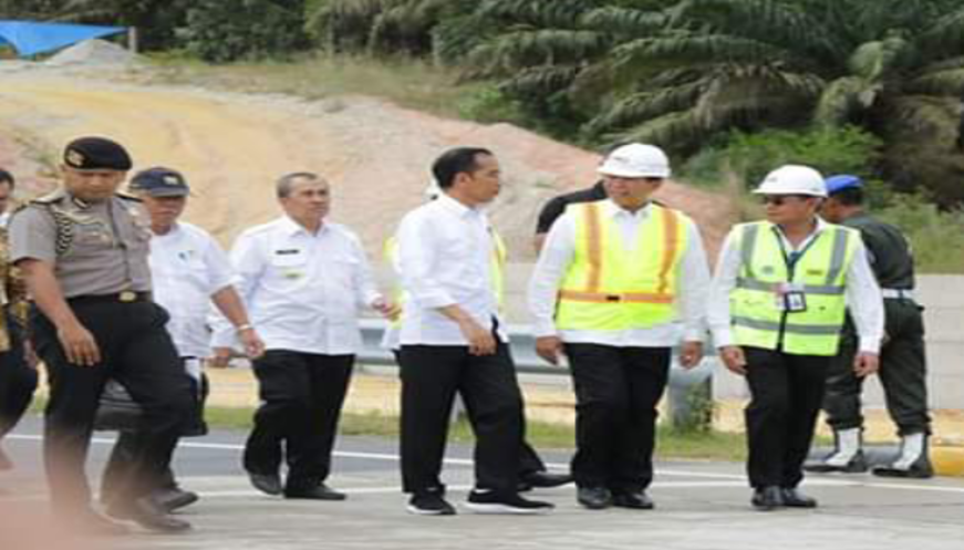 Wali Kota Pekanbaru Dampingi Presiden RI Meninjau Seksi I Jalan Tol Pekanbaru - Dumai