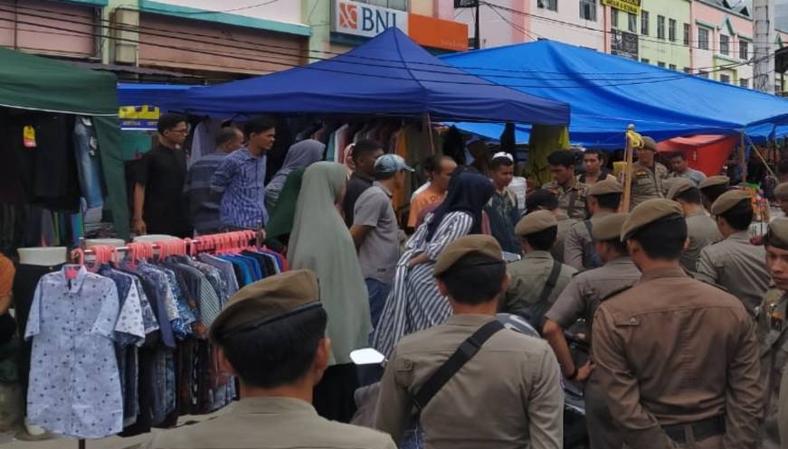  Satpol PP Kota Pekanbaru Tertibkan Pedagang di depan STC 