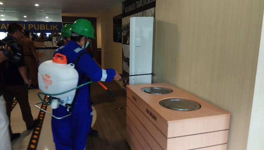 Petugas Lakukan Penyemprotan Disinfektan di MPP Pekanbaru