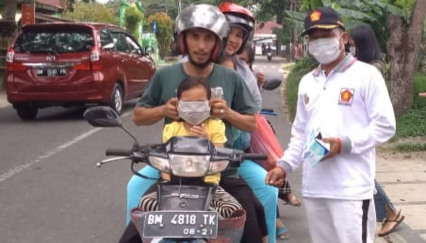 Anggota DPRD Kota Pekanbaru, Ervan Bagikan Ribuan Masker di Kelurahan Tangkerang Timur