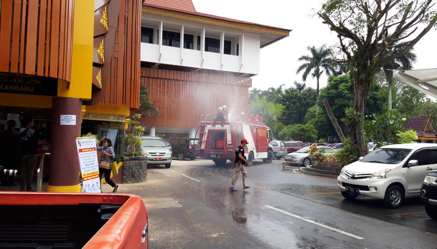 Cegah Covid-19, Tim DPKP Kota Pekanbaru Lakukan Penyemprotan Disinfektan