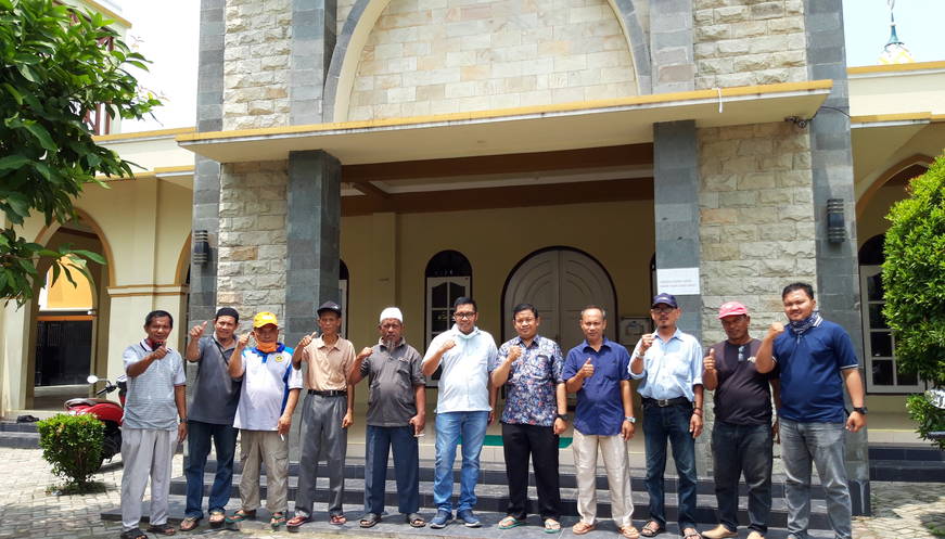 Anggota Komisi IV DPRD Kota Pekanbaru, Roni Pasla Bantu Penyemprotan Disinfektan Sejumlah Masjid