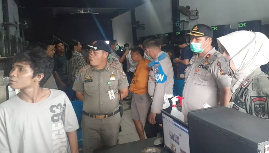 Satpol PP Pekanbaru Beri Peringatan Warnet Yang Masih Buka 