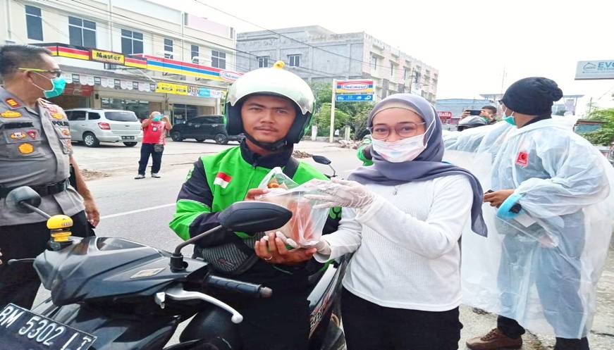 Projo Riau Gelar Baksos Bagi Makanan Gratis hingga Penyemprotan Disinfektan