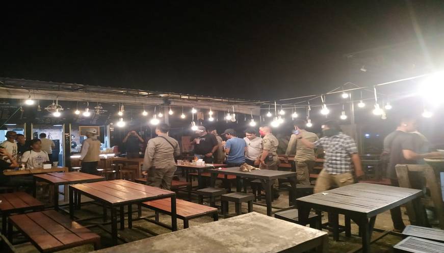 Satpol PP Kota Pekanbaru Bersama Aparat Gabungan Bubarkan Cafe yang Masih Ramai Pengunjung