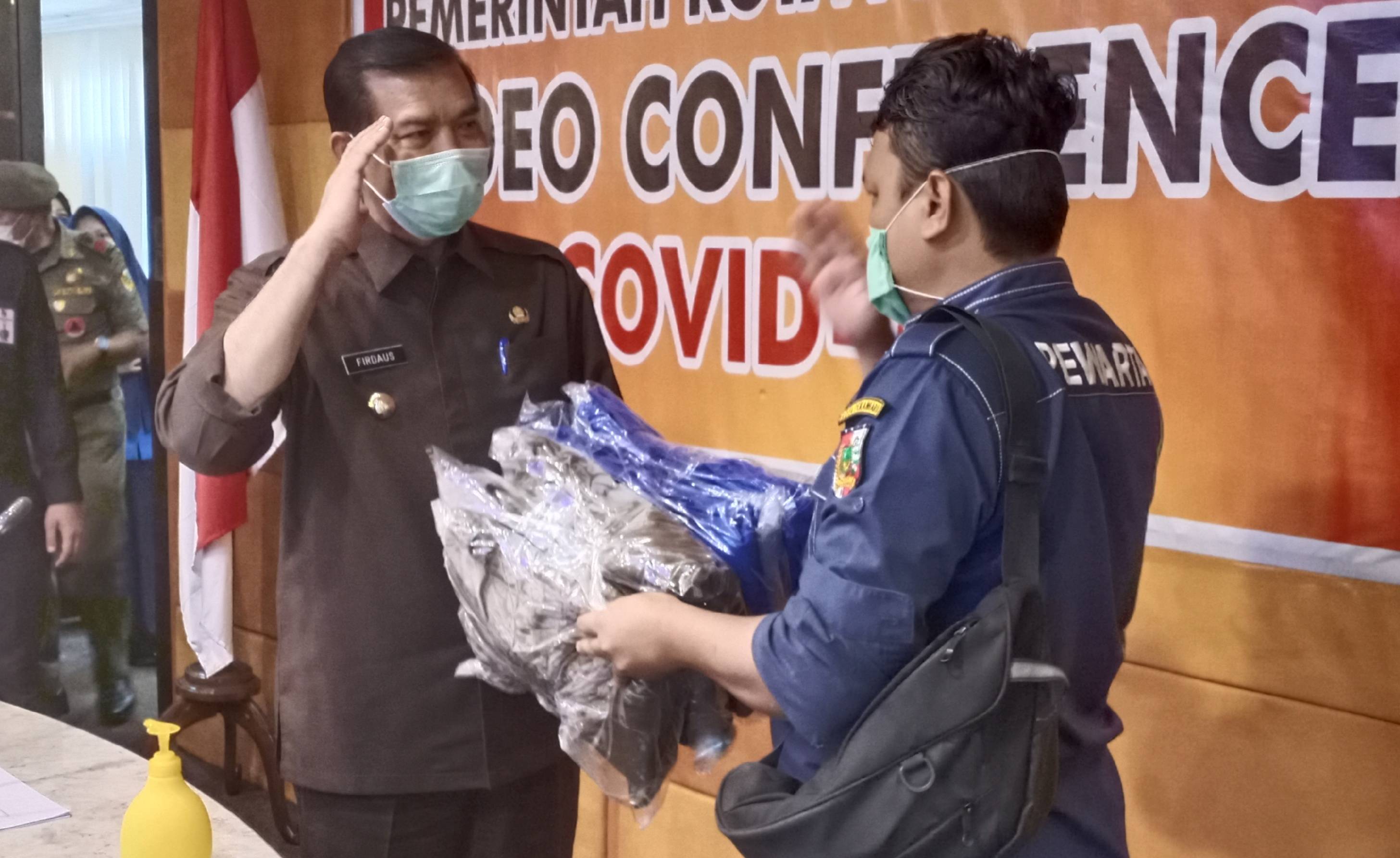 Pewarta Pekanbaru Donasikan APD Untuk Tenaga Medis 