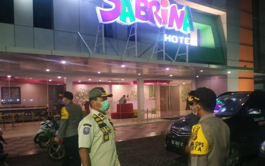 Satpol PP Bersama Aparat Gabungan di Pekanbaru Bubarkan Pesta di Perumahan Mewah