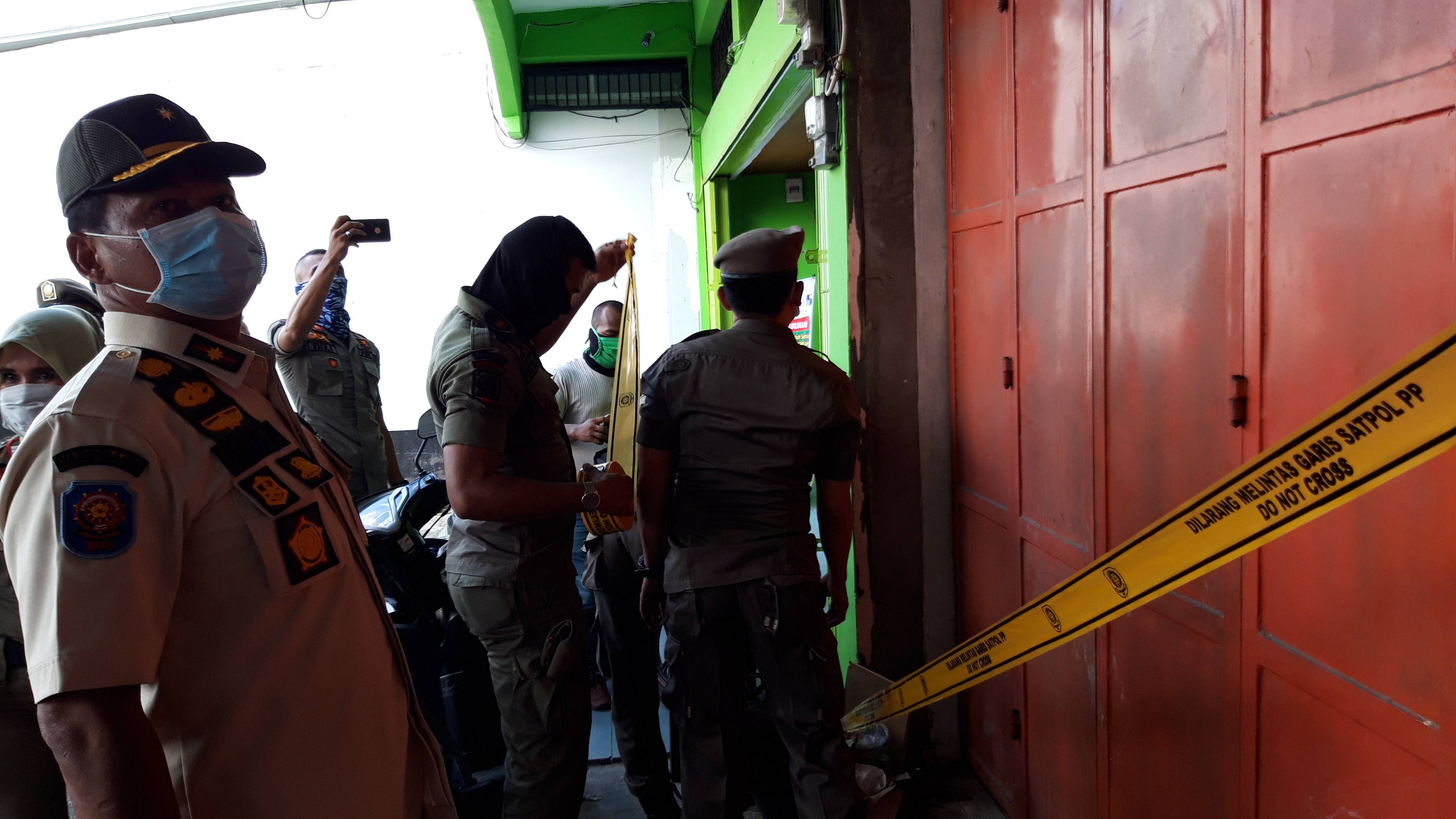 Satpol PP Kota Pekanbaru Segel Warnet Yang Buka Saat PSBB