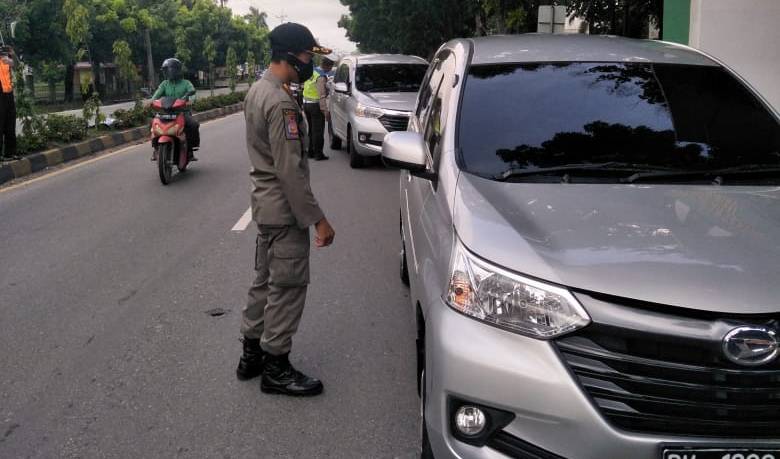 Satpol PP Pekanbaru Bersama Aparat Gabungan Awasi Ruas Jalan Selama PSBB 