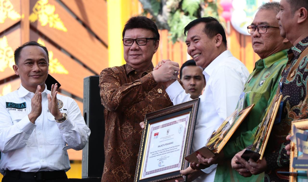 Wako Pekanbaru Terima Penghargaan dari Menpan RB 