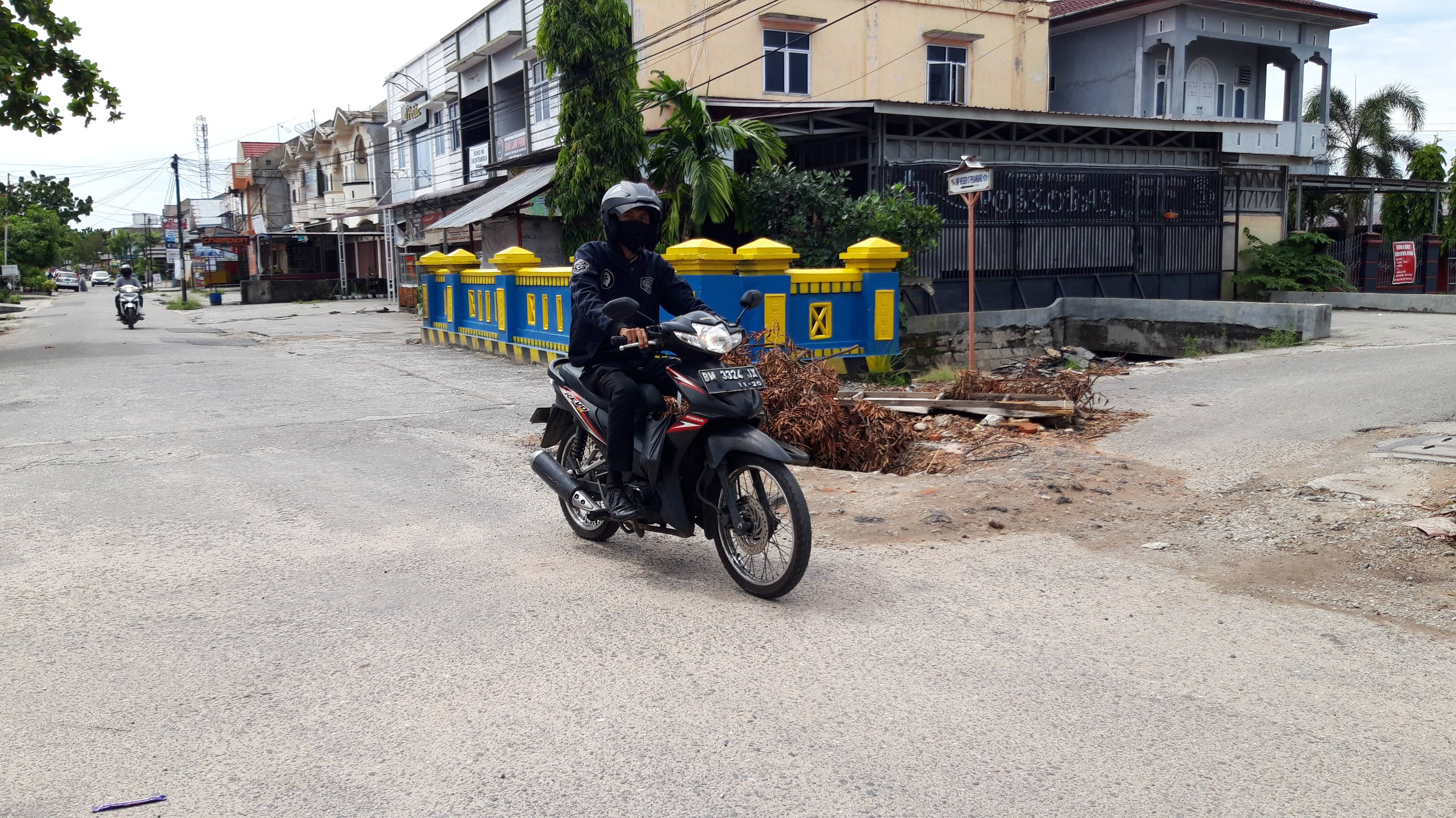 Perempatan Jalan Balam dan Jalan Pembangunan Ada Lubang Besar 