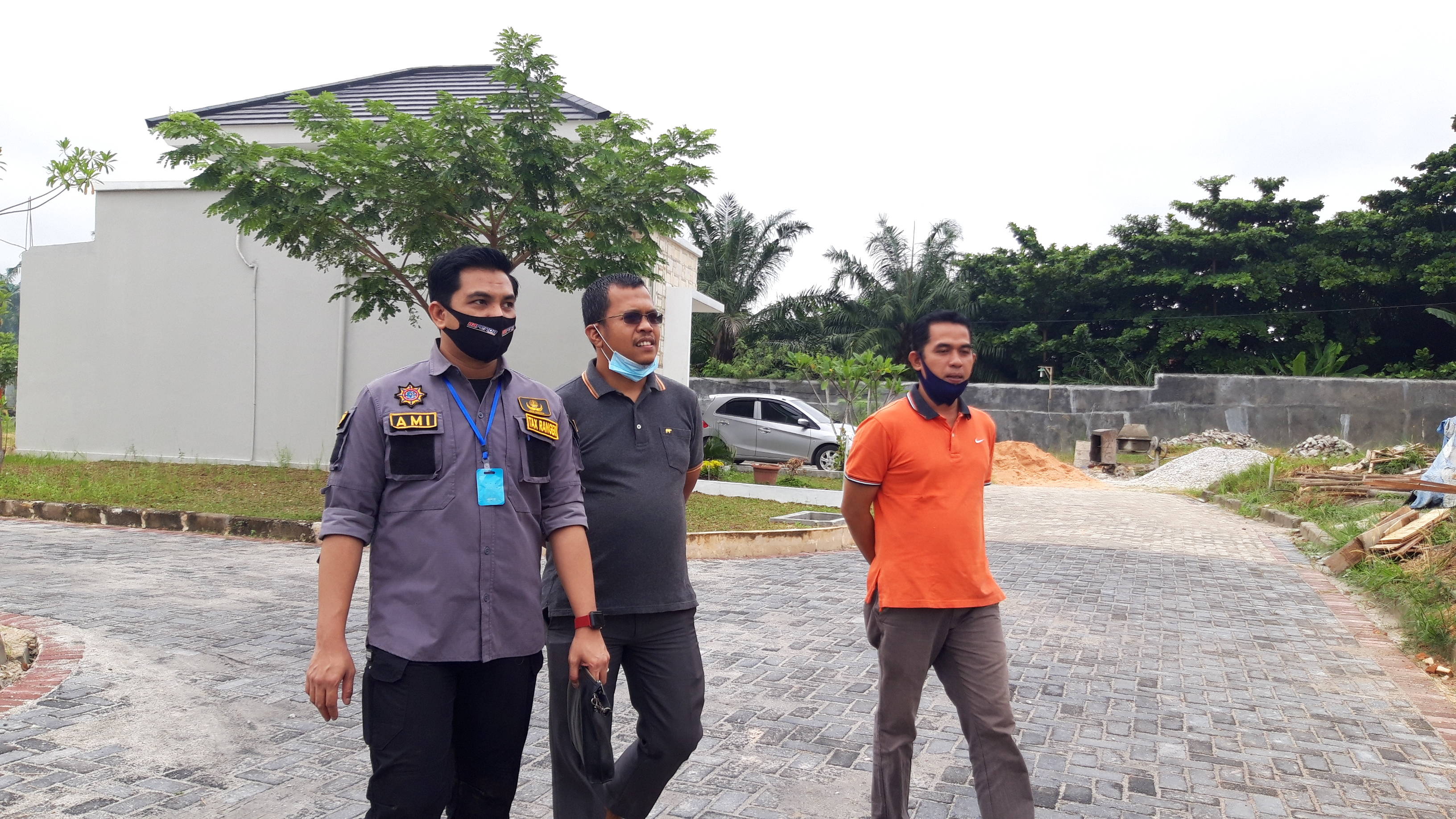 Petugas Bapenda Kota Pekanbaru Datangi Para Wajib PBB di Kecamatan Tampan