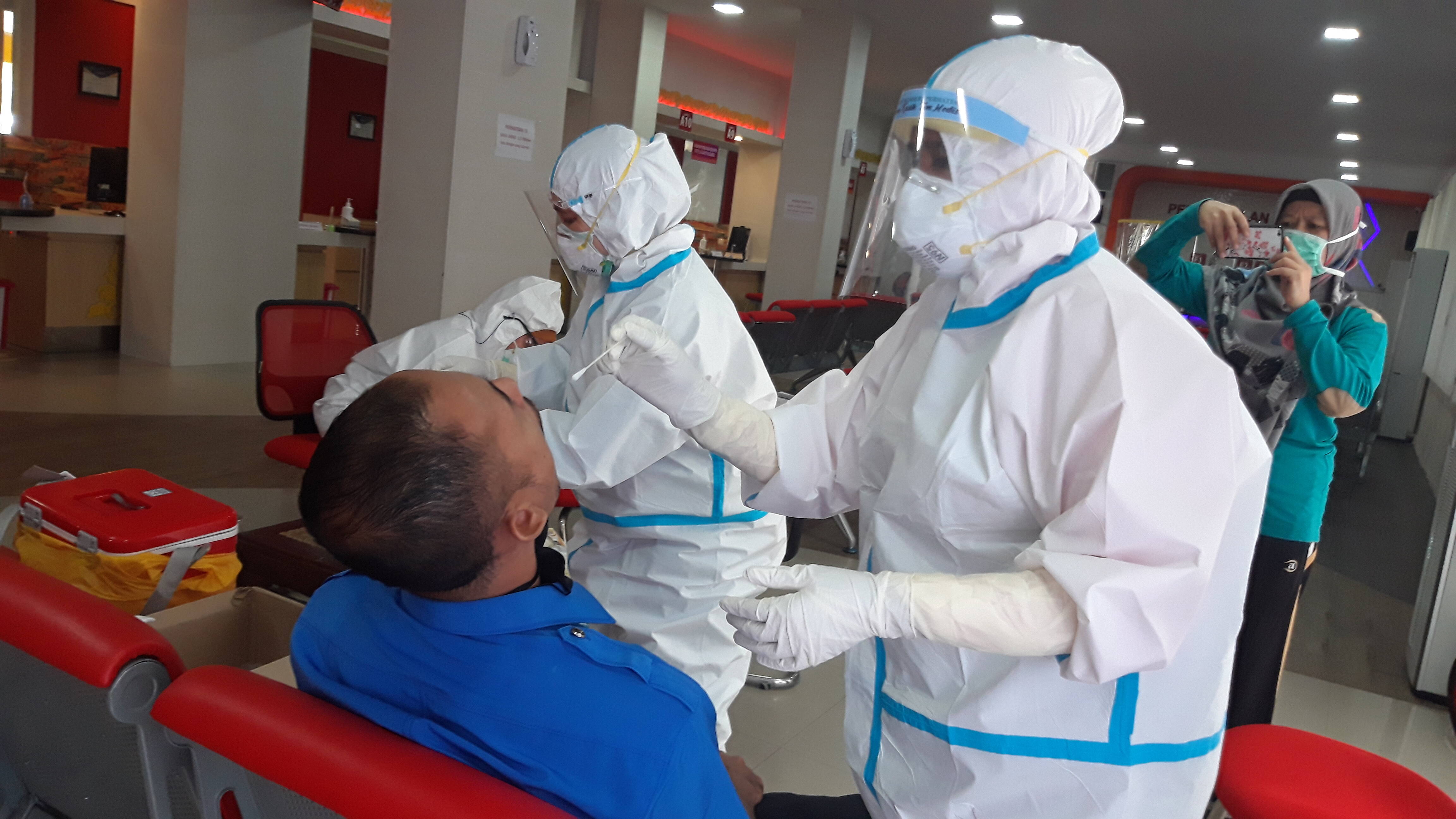 Puluhan Pegawai dan Tenaga Harian di Disdukcapil Kota Pekanbaru Ikuti Swab Test