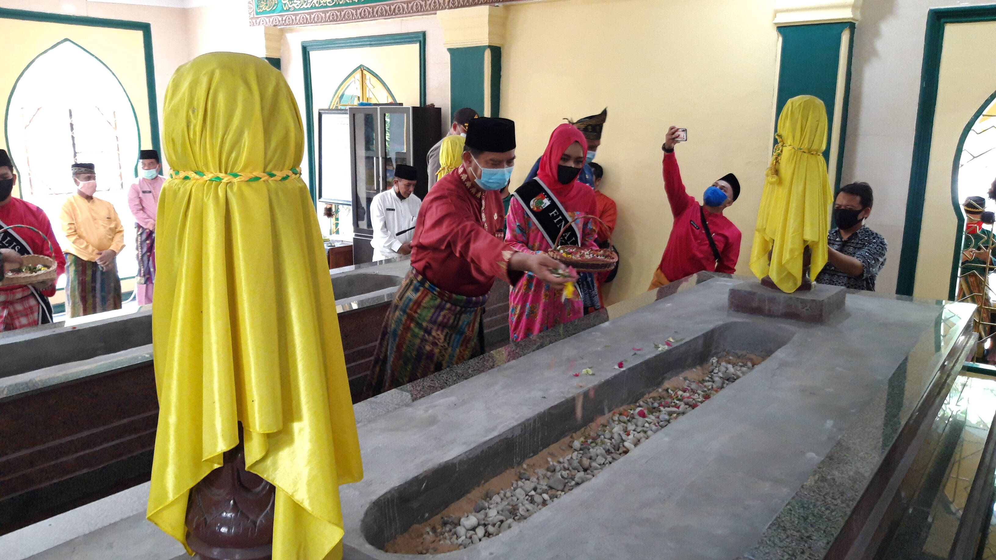 Wako Pekanbaru Bersama Forkopimda Ziarah ke Makam Marhum Pekan 