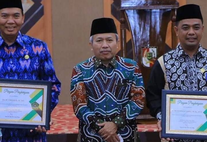 Wako Pekanbaru Terima Pin Emas Dari Kemenag RI 