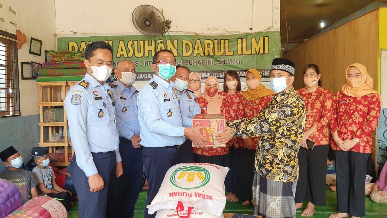 Jajaran Kantor Imigrasi Pekanbaru Berbagi Sembako di Panti Asuhan Darul Ilmi