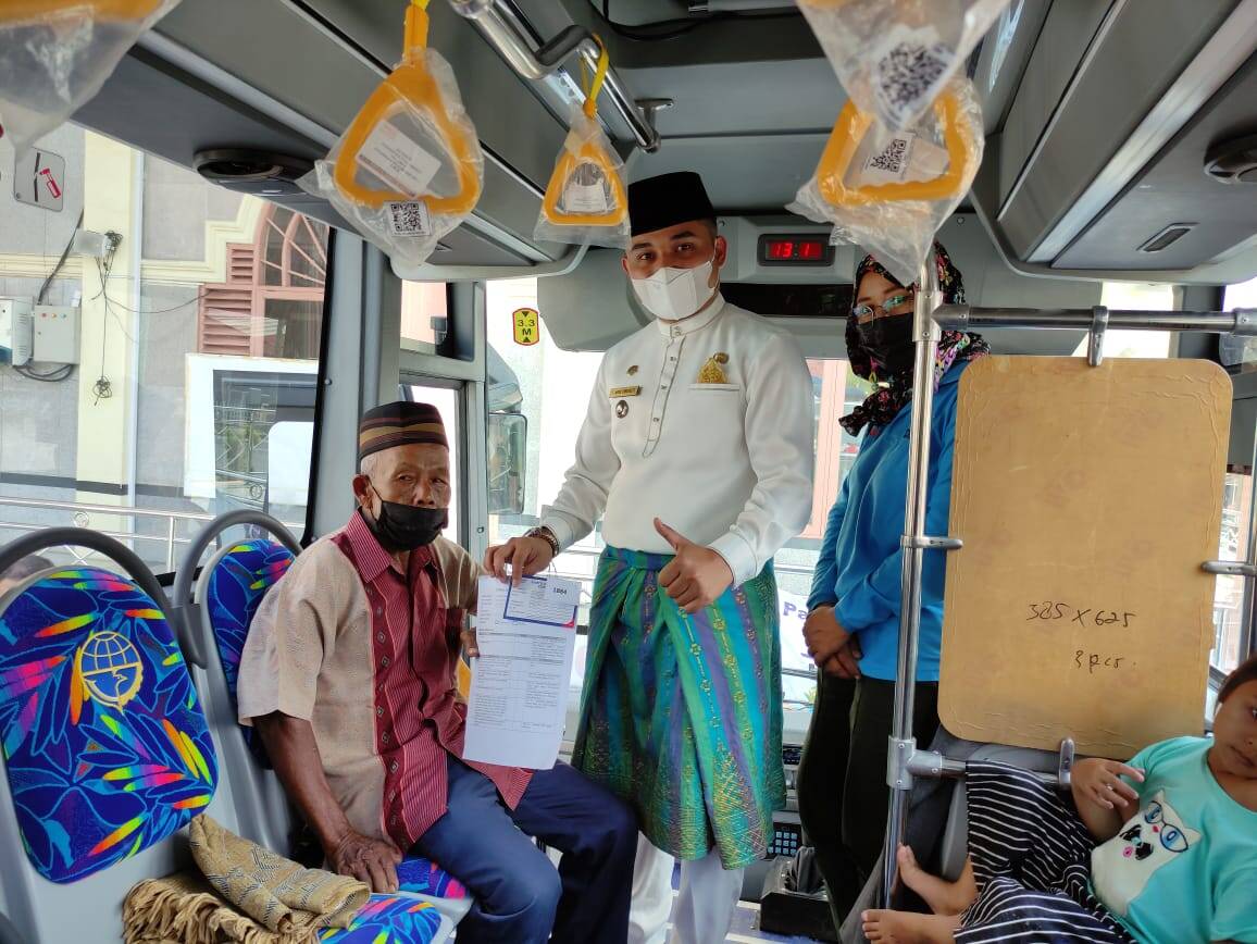 Camat Bukit Raya Tinjau Vaksinasi Covid-19 di Bus Keliling 