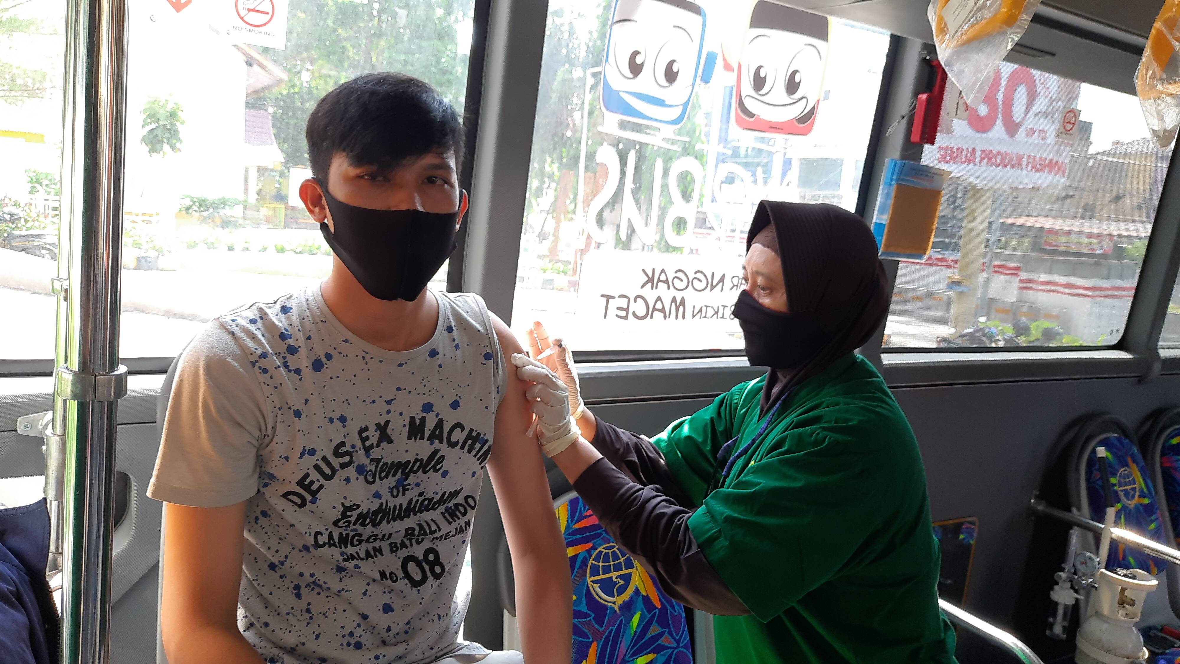 Dua Bus Vaksinasi Keliling Hari Ini Ada di Kecamatan Bina Widya 