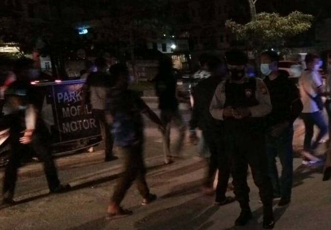 Satpol PP Bersama Aparat Gabungan di Kota Pekanbaru Bubarkan Kerumunan di Raun2