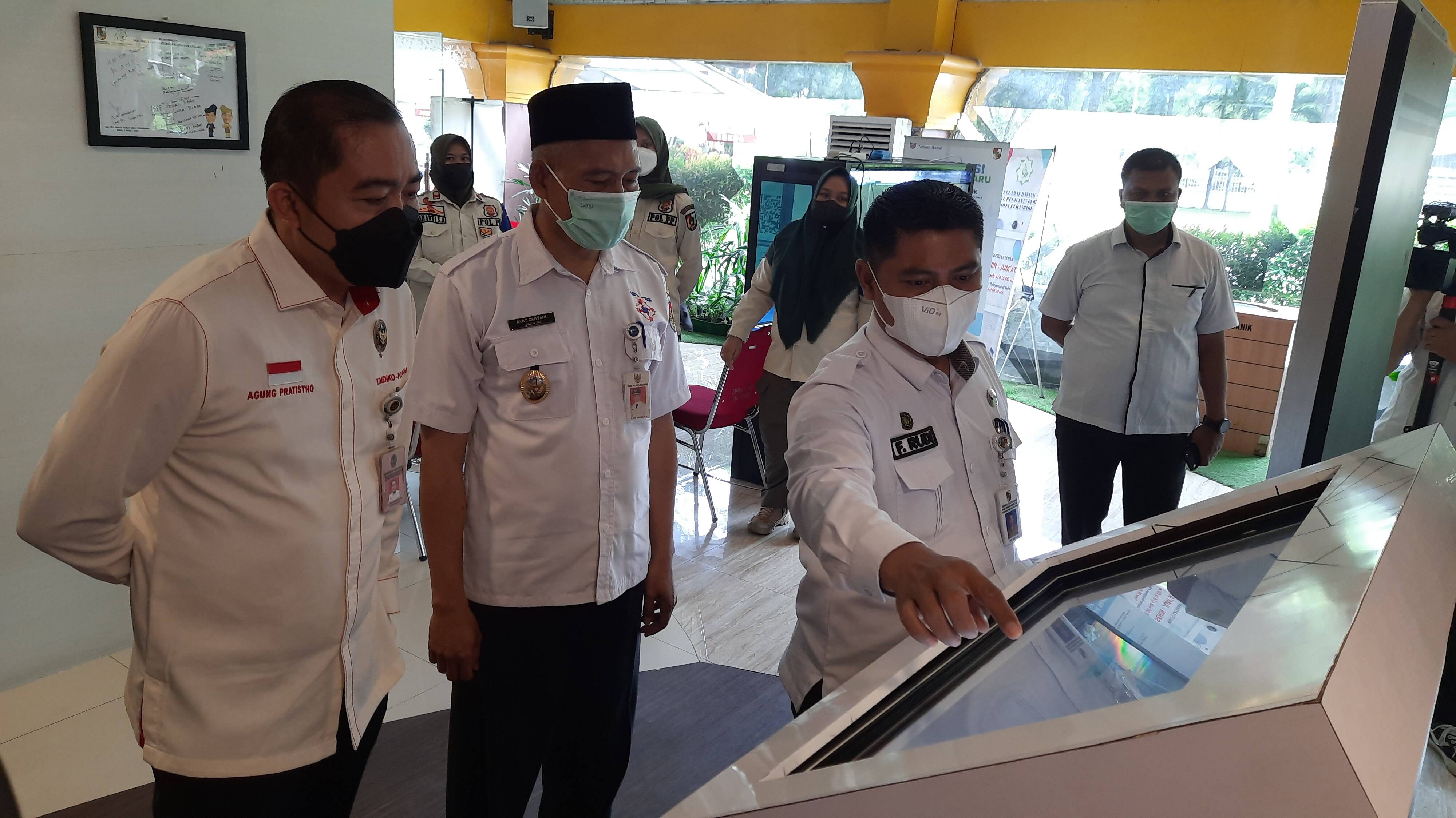 Asisten Deputi Koordinasi Peningkatan Pelayanan Publik Kemenko Polhukam Meninjau Layanan di MPP Pekanbaru
