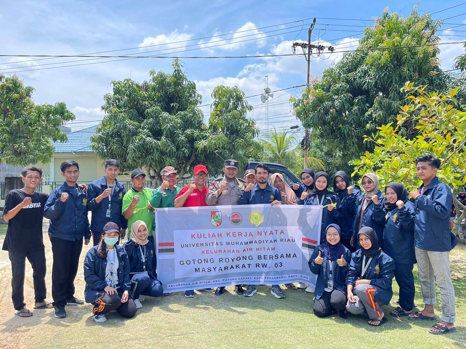 Dukung Program Pj Walikota, Mahasiswa UMRI Bersihkan Sampah dan Aliran Drainase di Kelurahan Air Hitam