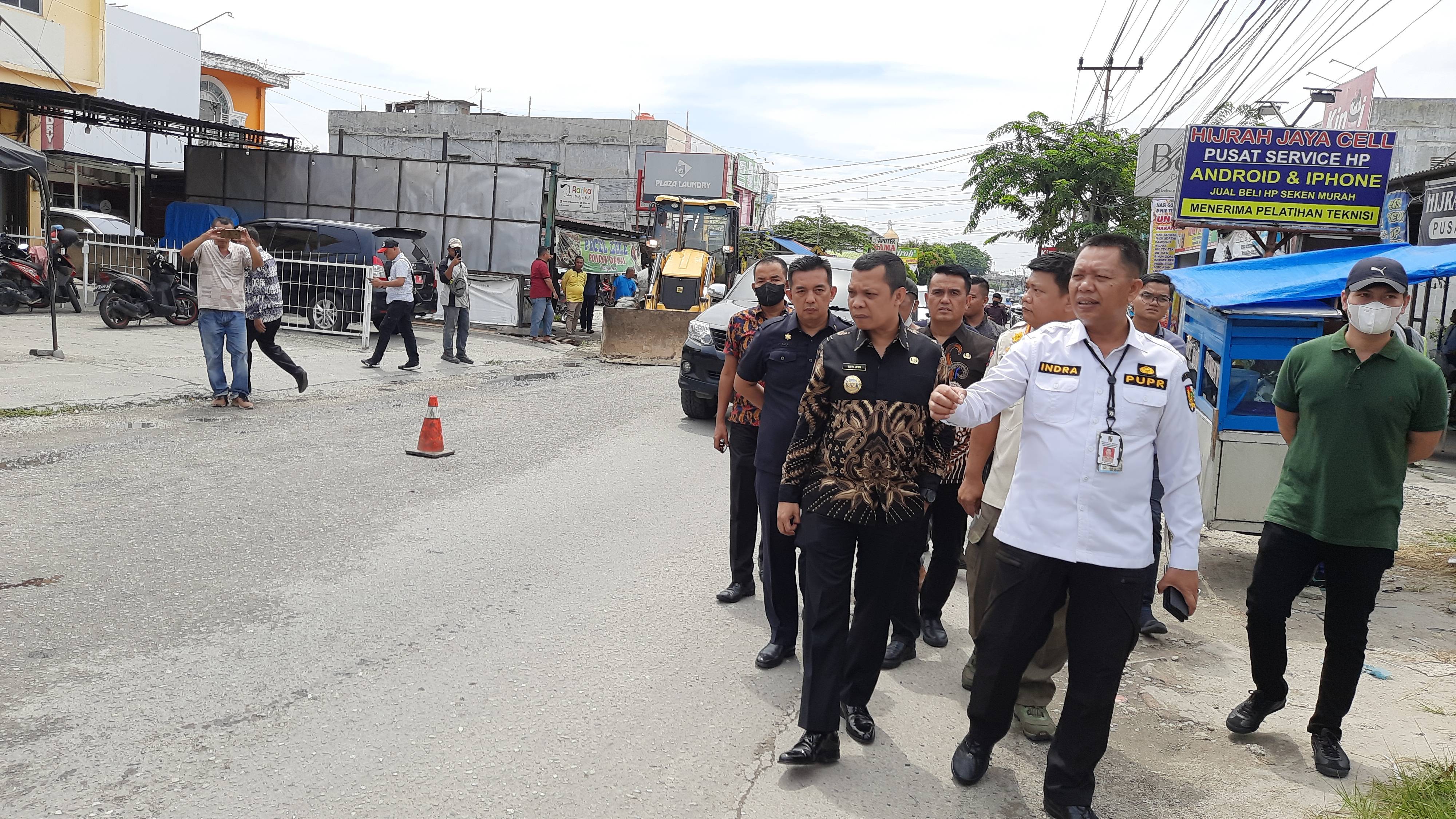 Pj Wako Pekanbaru Komitmen Tuntaskan Perbaikan Ruas Jalan Rusak