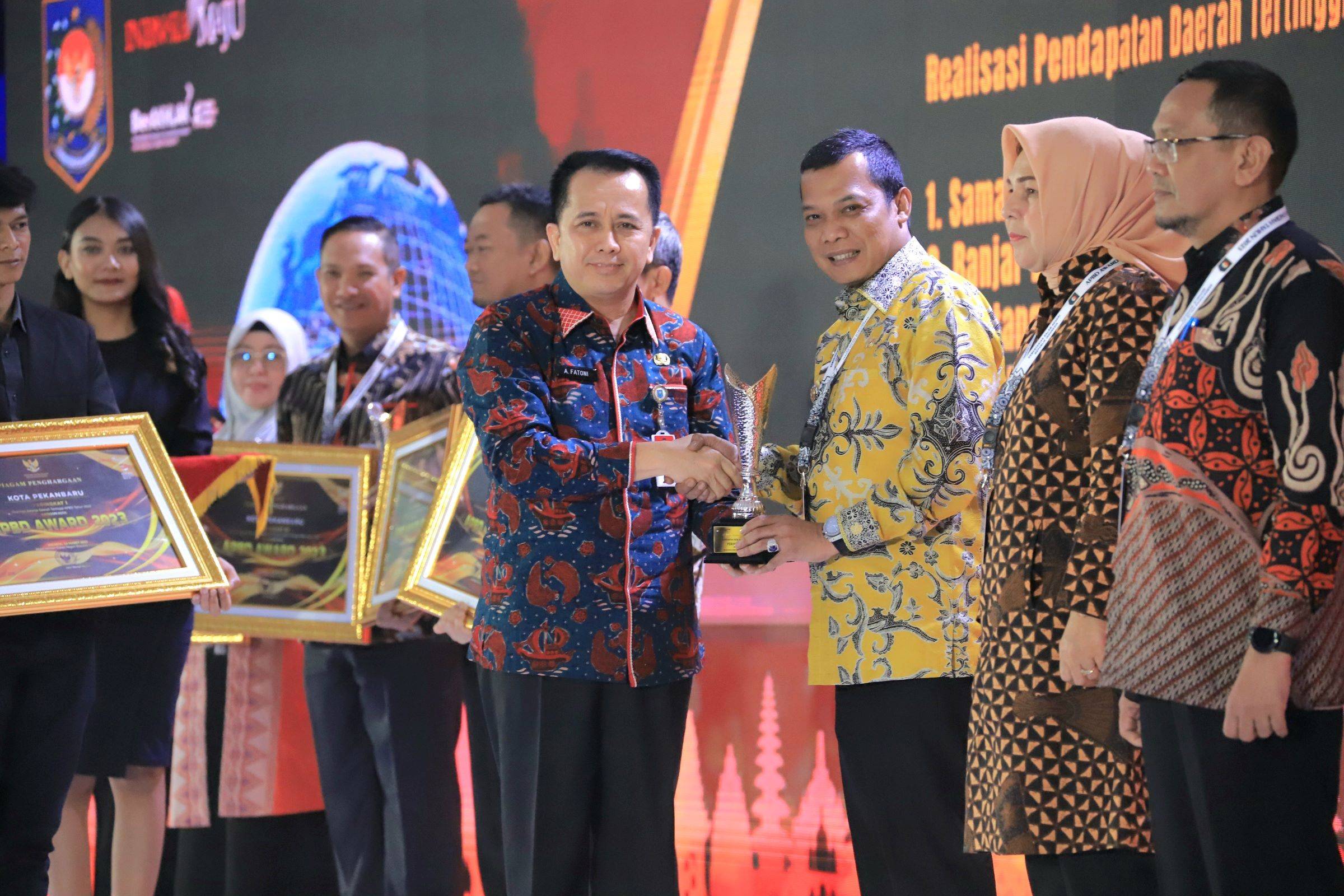 Pemko Pekanbaru Raih Penghargaan Realisasi  APBD dan Peningkatan PAD dari Kemendagri