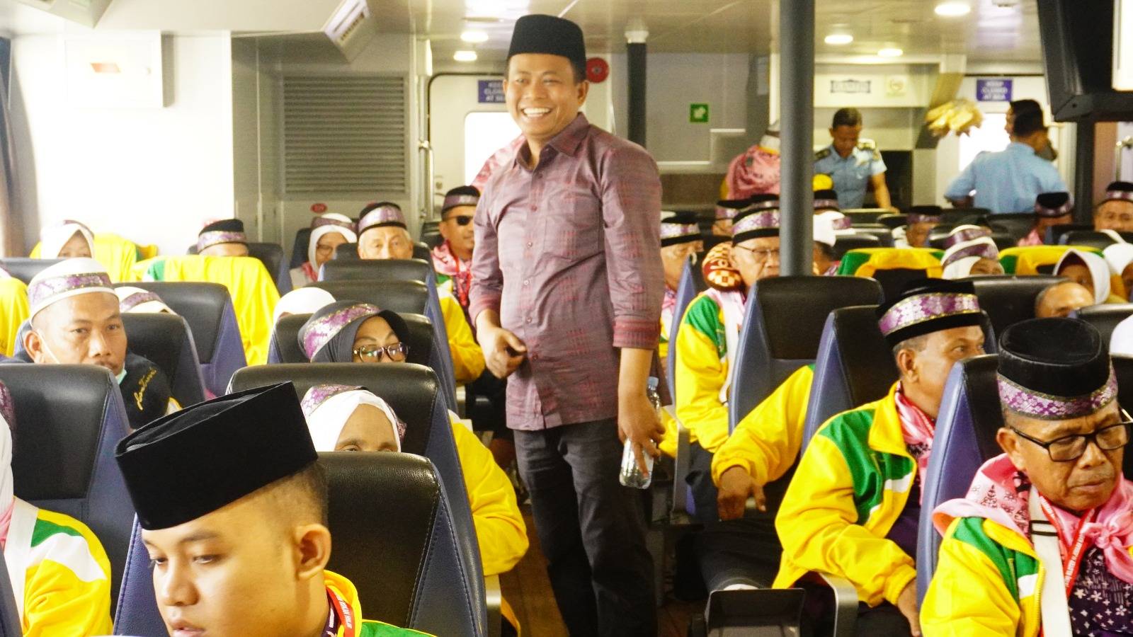 Dari Dumai ke Batam, Wabup Berlayar Bersama Calon Jemaah Haji Rohil 