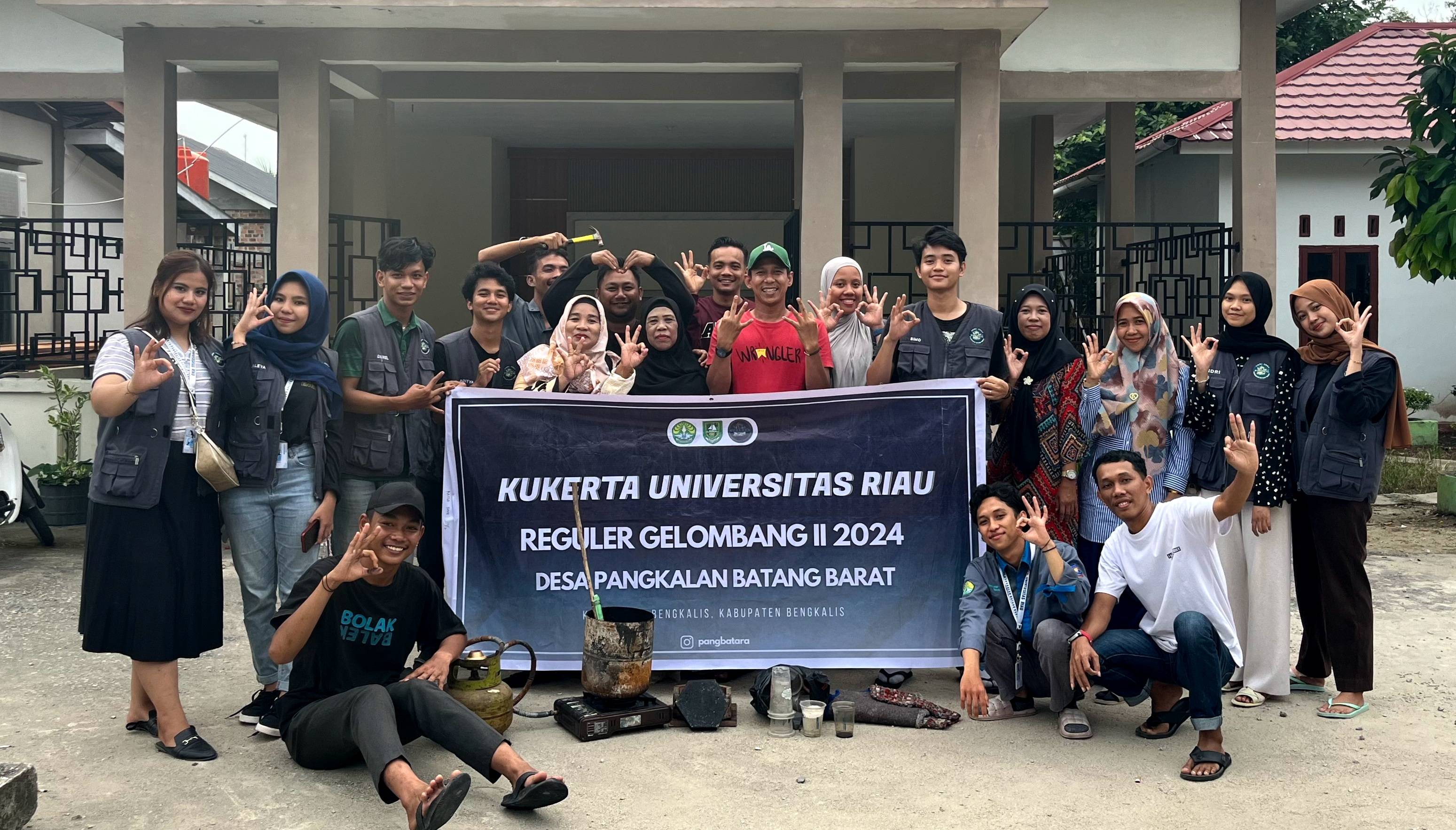Program Kerja Mahasiswa Kukerta UR 2024 di Desa Pangkalan Batang Barat, Inovasi Pengolahan Limbah Plastik Jadi Paving Block  