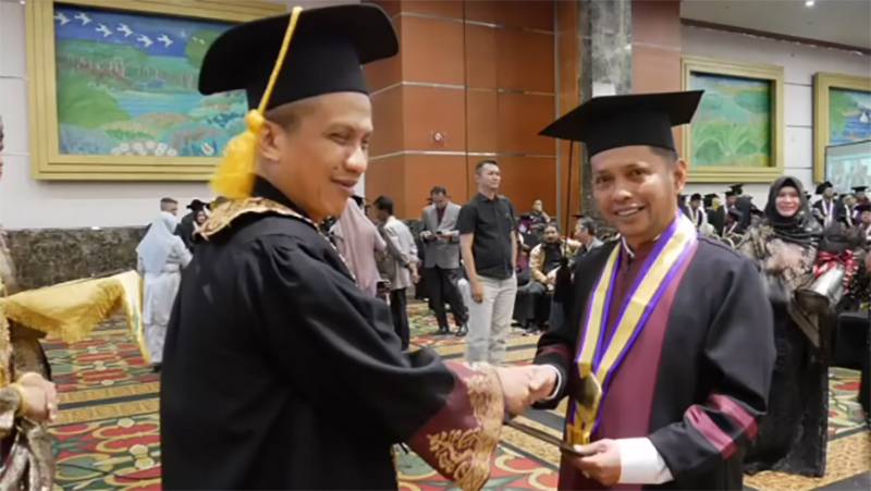 Wakil Ketua DPRD Azwendi Raih Tuntaskan Pendidikan Magister di Pascasarjana Unilak