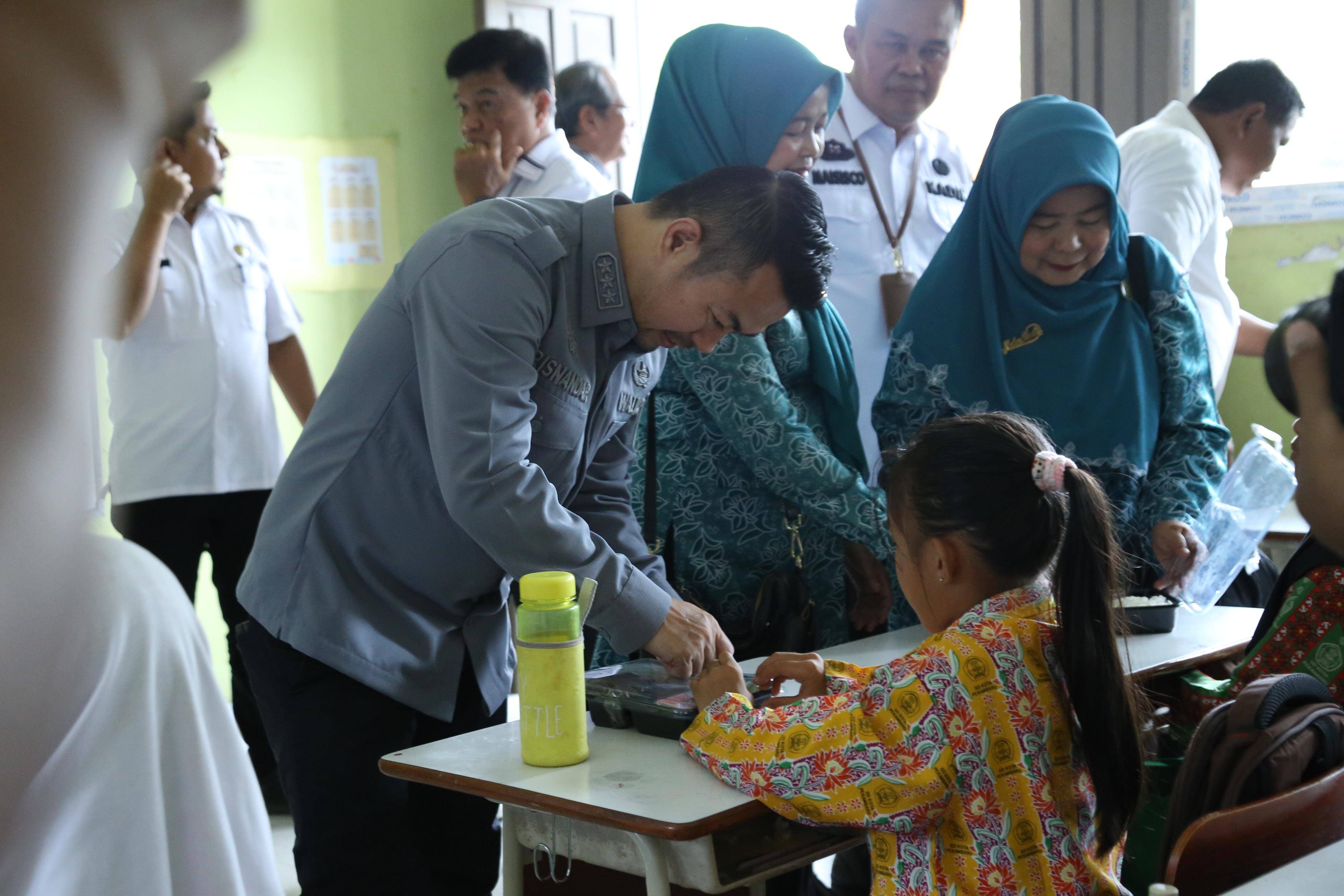 Pj Wako Pekanbaru Bersyukur Simulasi Makan Siang Bergizi di Dua Sekolah Berjalan Lancar 
