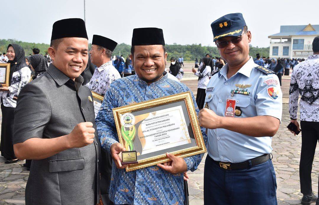 Ketua DPRD Kota Pekanbaru Muhammad Isa Lahamid Ikuti Langsung Upacara Hari Guru Nasional 2024