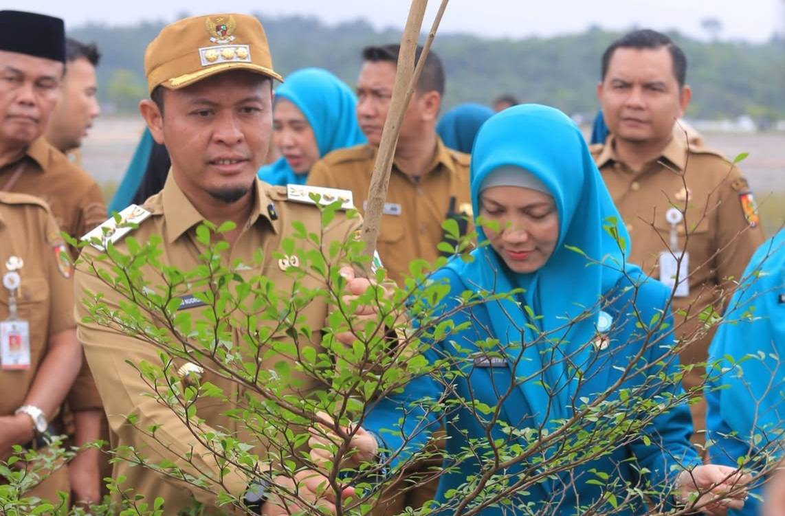 Wako Pekanbaru Tanam Belasan Ribu Pohon Pada Hari Perdana Kerja 