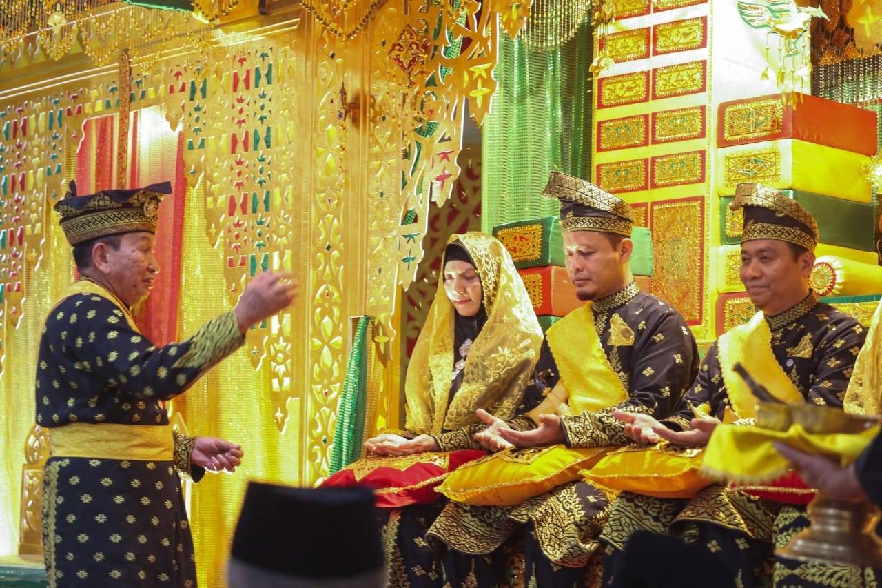 Wako dan Wawako Pekanbaru Jalani Penabalan Gelar Adat 