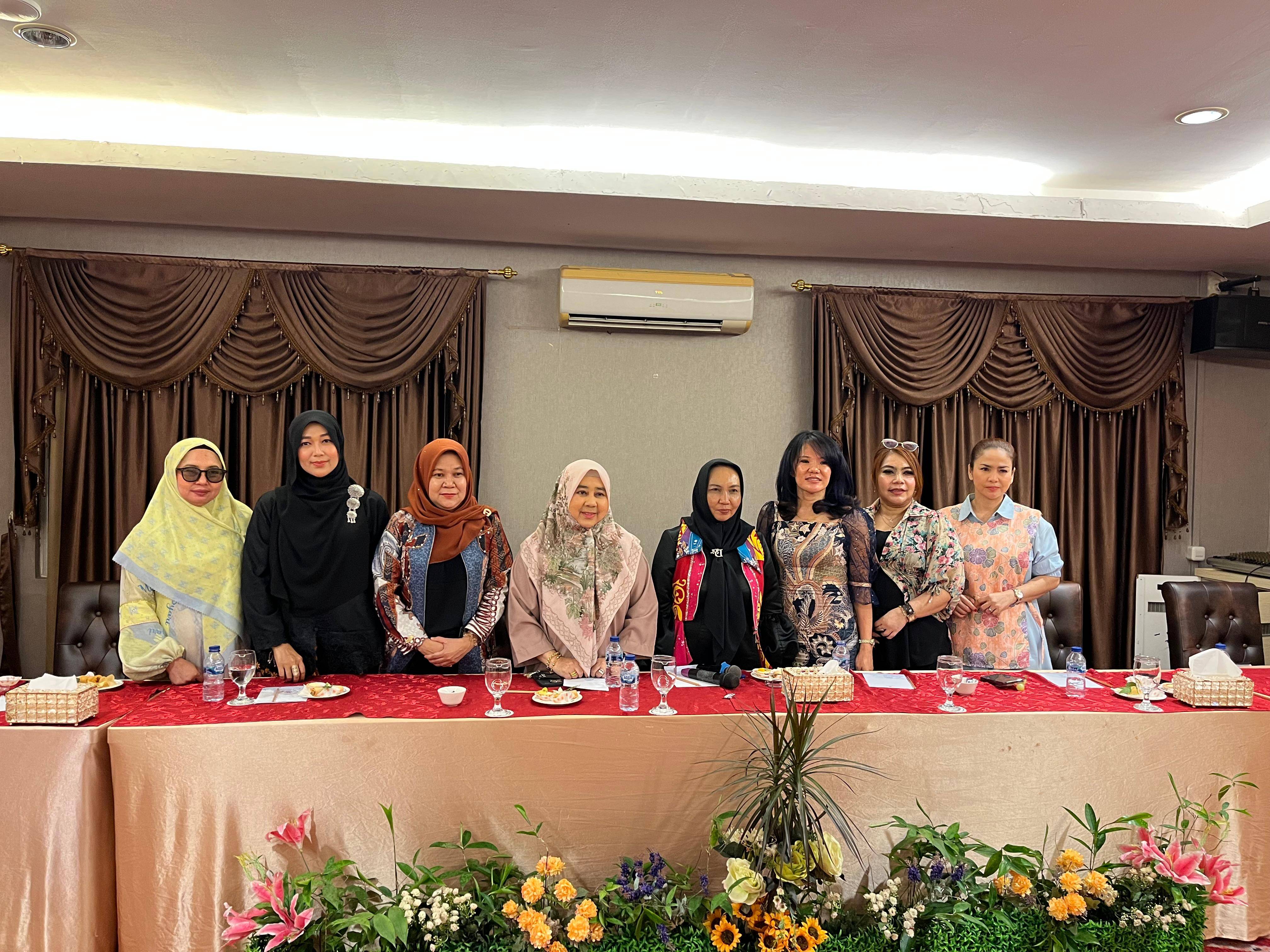 Internasional Riau Fashion Week Season II 2025 Perkenalkan Batik Riau ke Mancanegara 